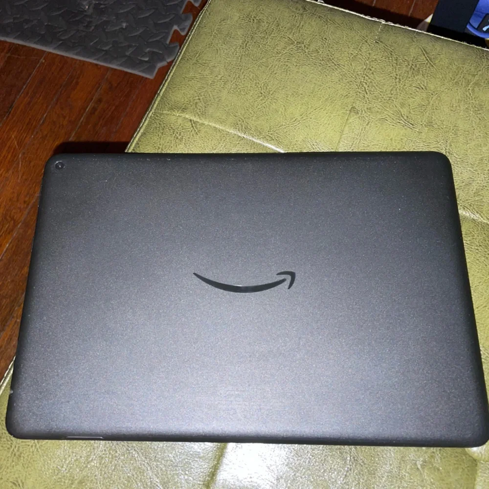 Amazon Fire HD 10 32GB 2021 T76N2B Black Tablet Bundle with Amazon Keyboad